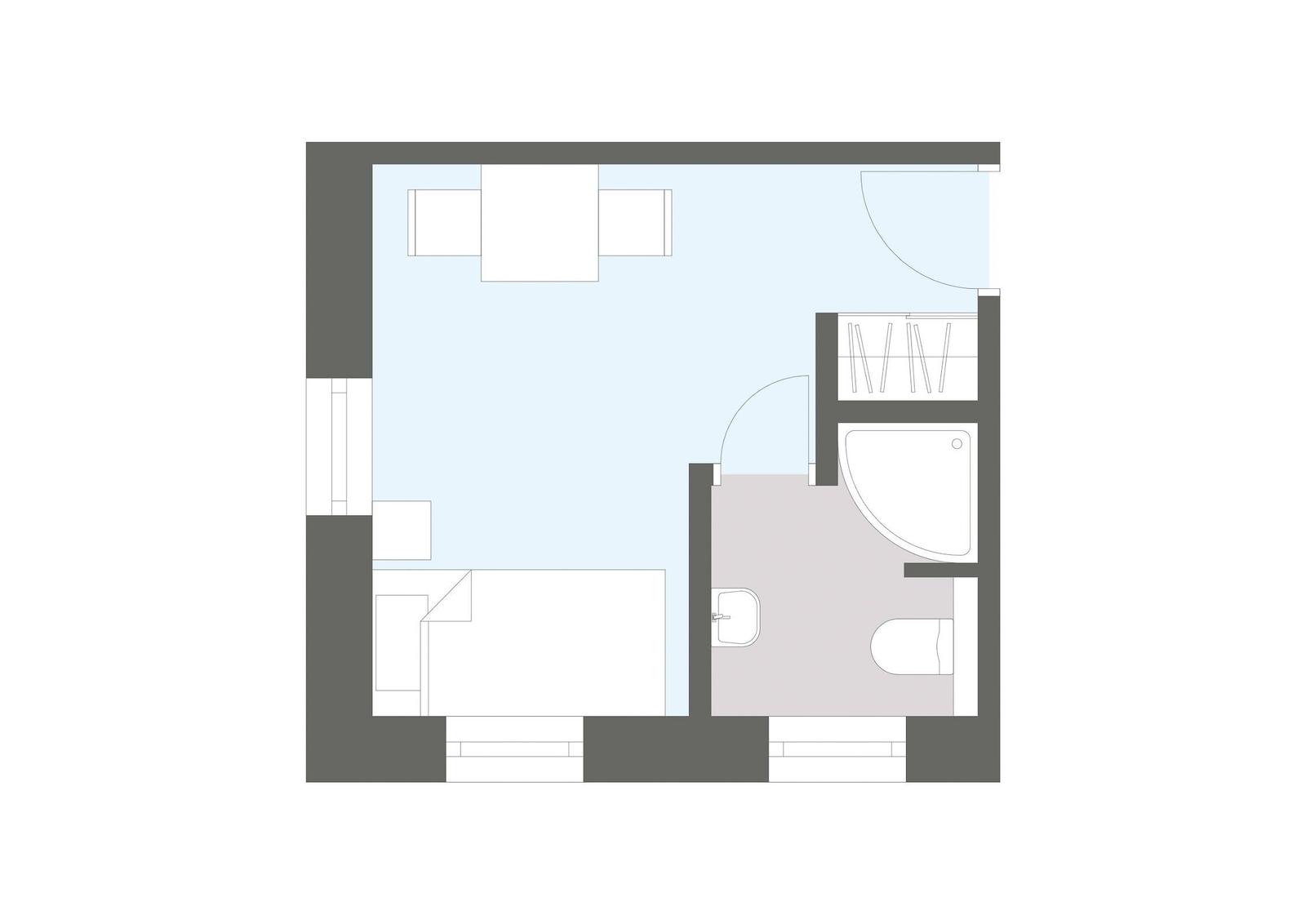 Hausflur mit Holztisch, Spiegel und Treppenhaus.