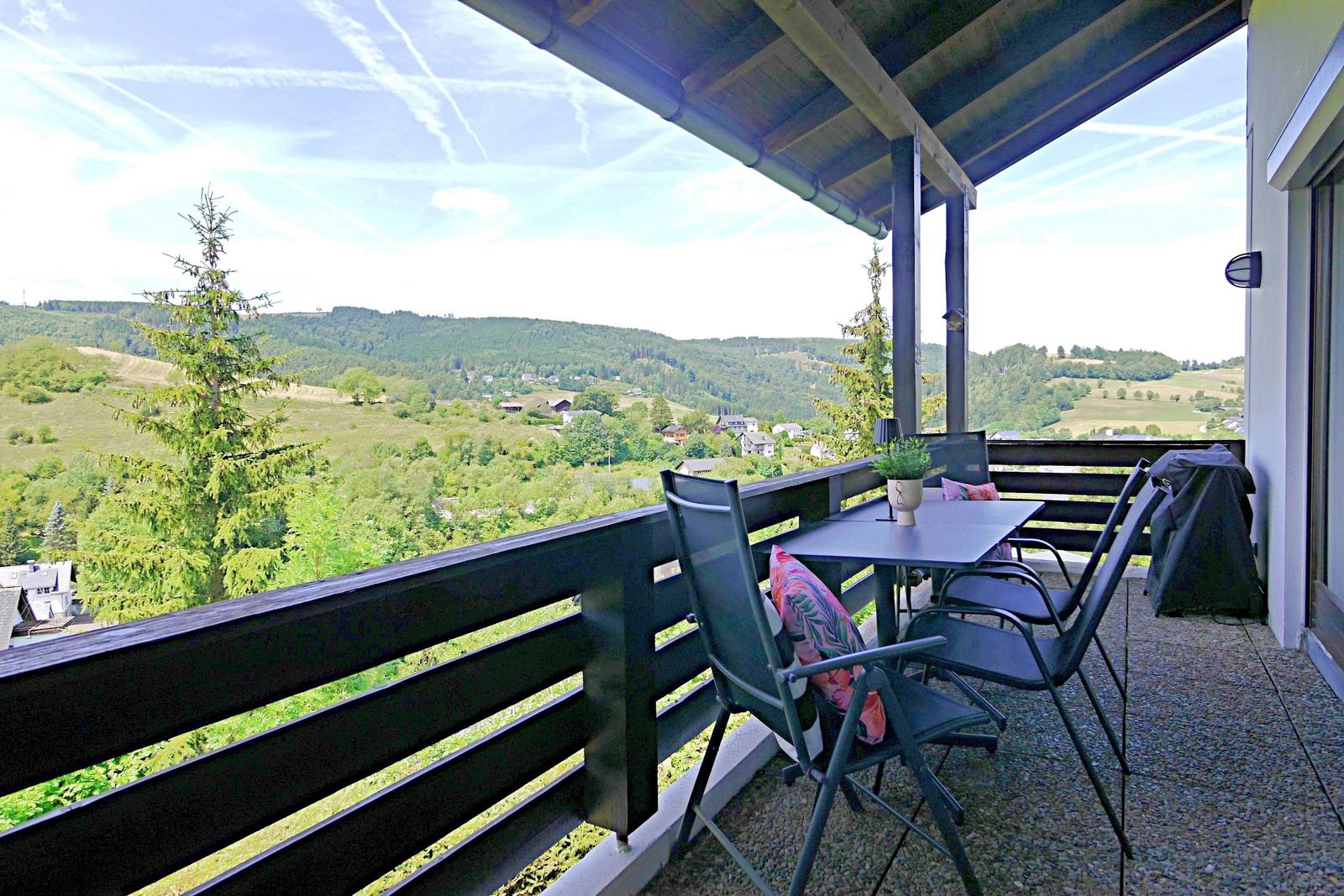 Balkon rechts mit E-Grill - Fewo Schöner Ausblick***