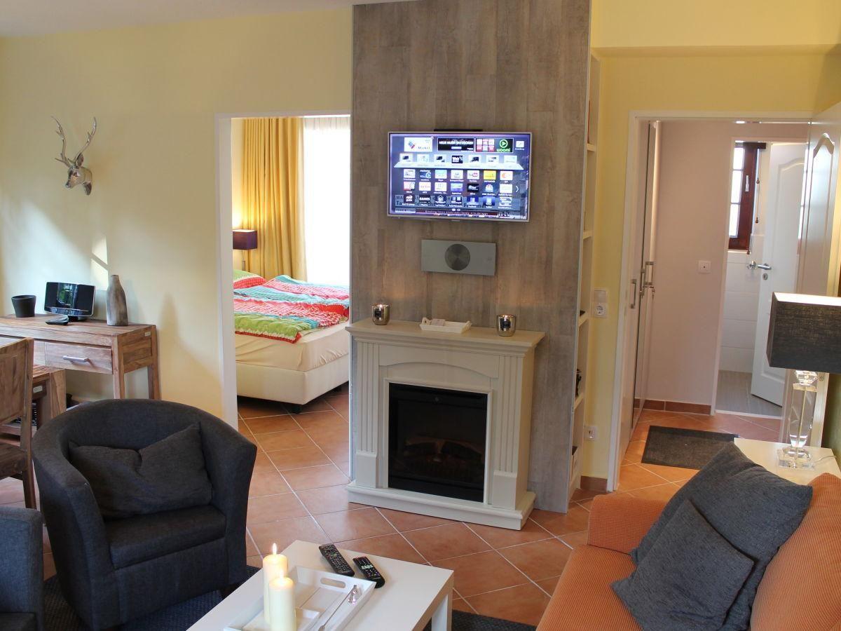 Wohnung mit Schlafzimmer, Küche, Bad und Terrassen.