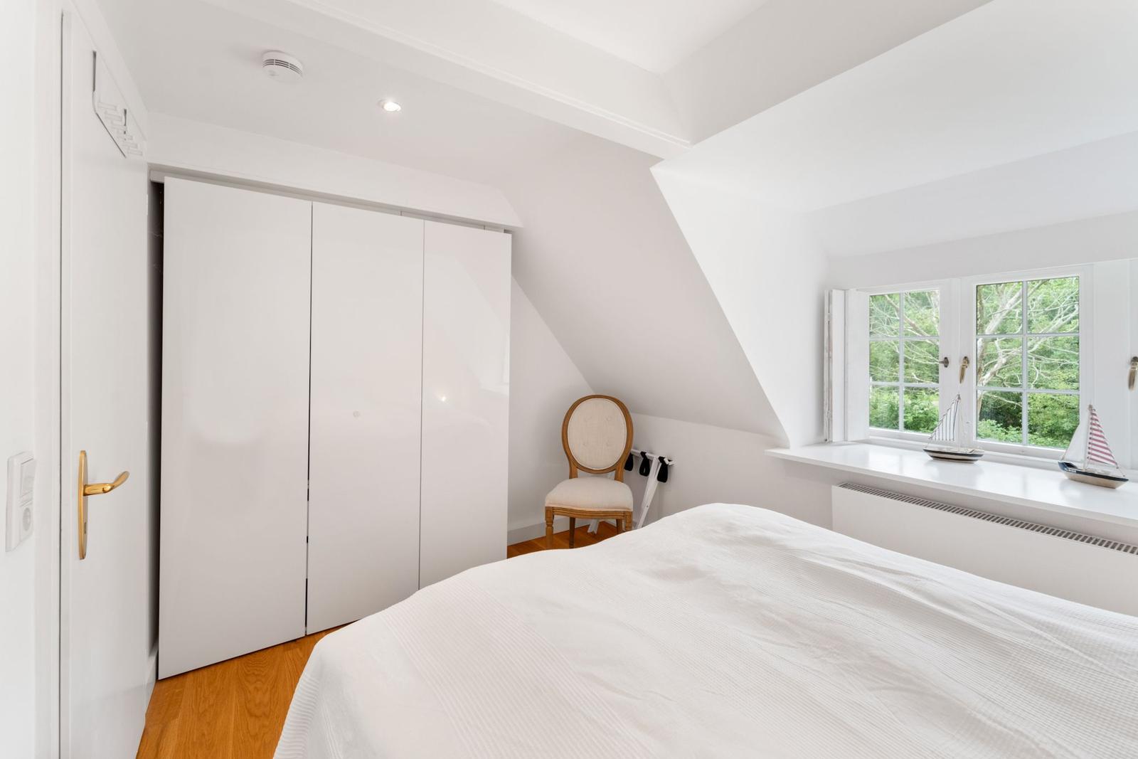 Flur mit Holzboden und weißer Wand, Wanddekoration mit Mobilfuchsmotiv