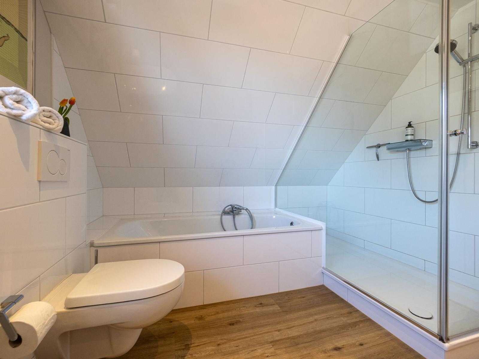 Zwei Waschbecken mit Spiegeln und Duschbereich im Badezimmer.