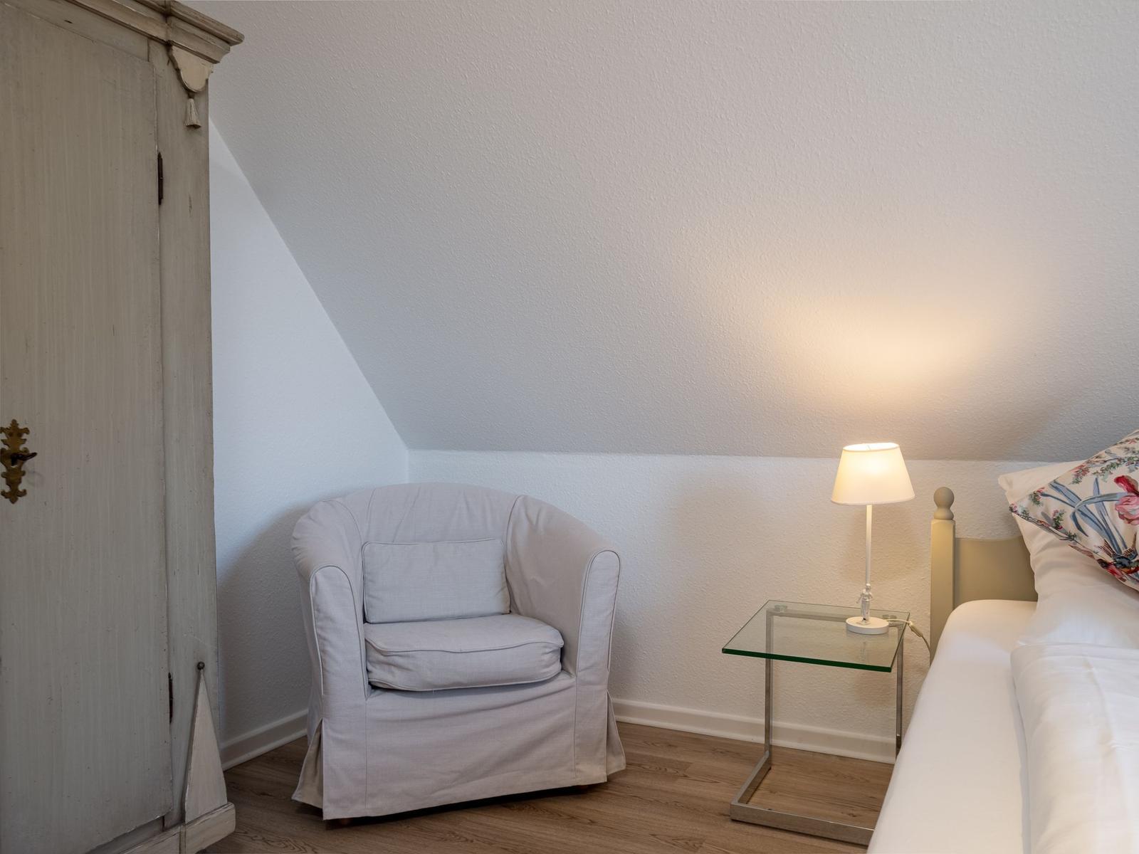 Haus mit Holzboden, Treppe und Spiegel an der Wand