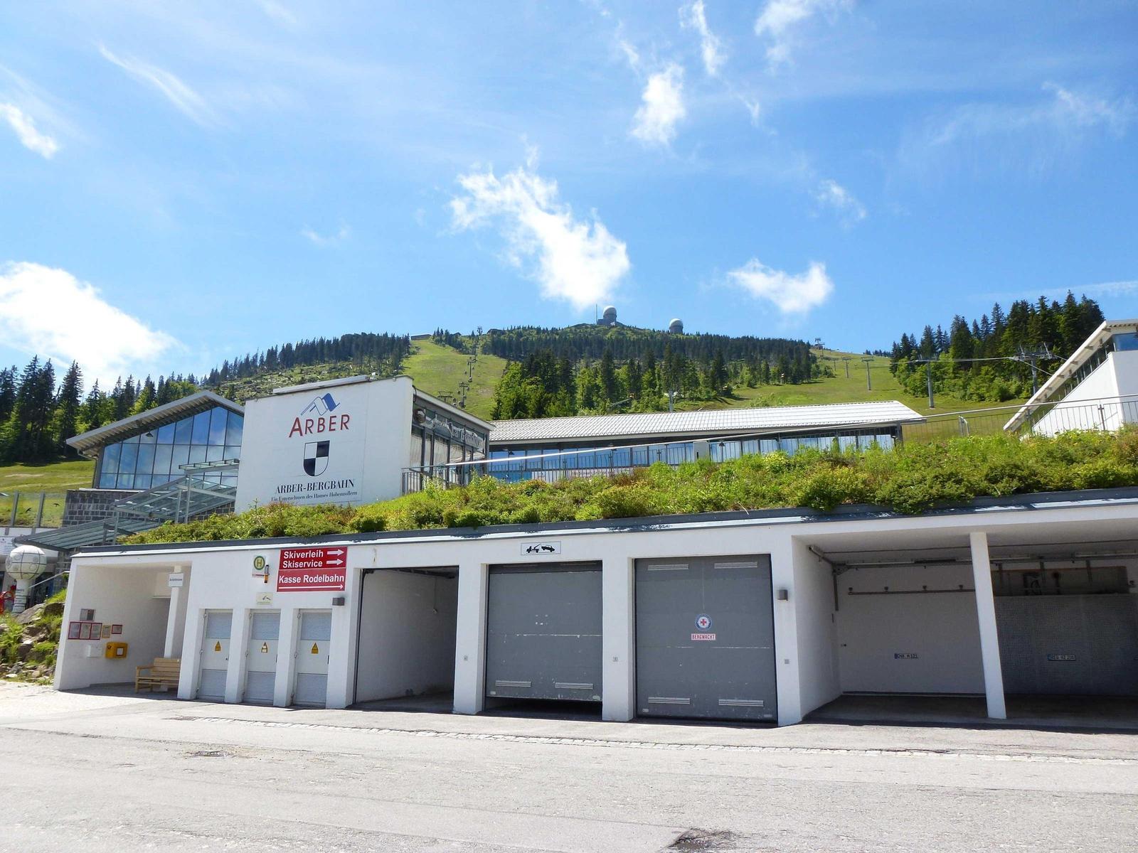 Wohnung mit Schlafzimmer, Küche und Bad. Essbereich und Terrasse vorhanden.