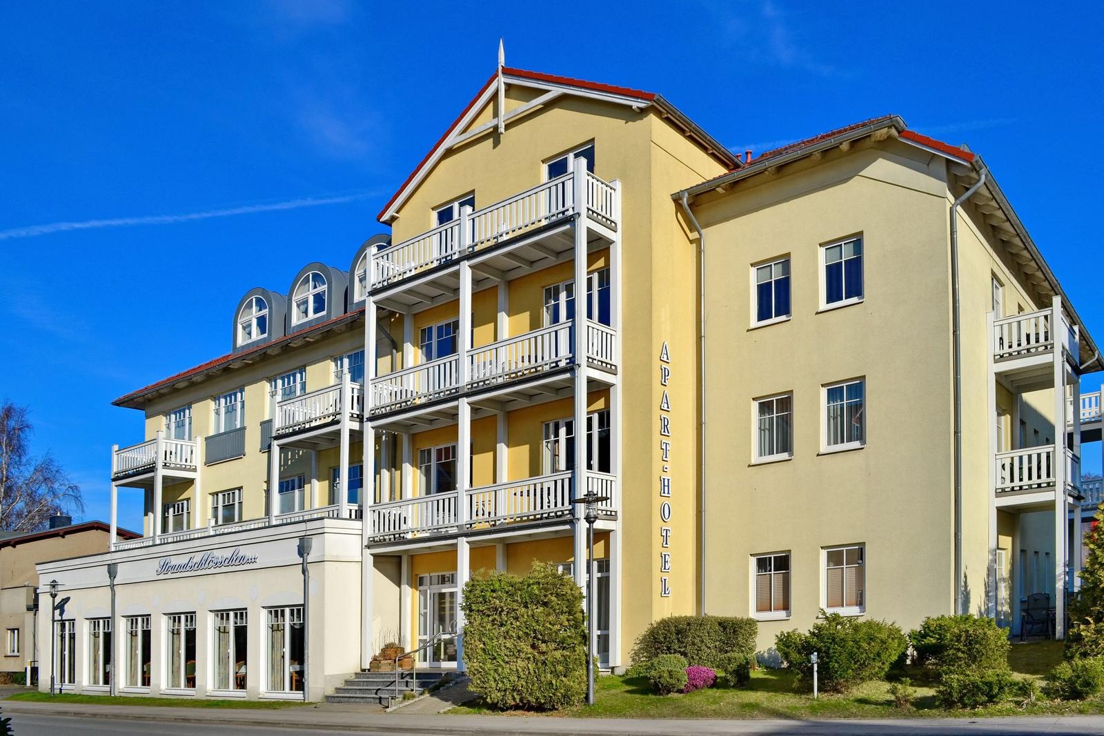 Zweizimmerwohnung mit Küche, Wohnbereich und Bad. Flur verbindet alle Räume.