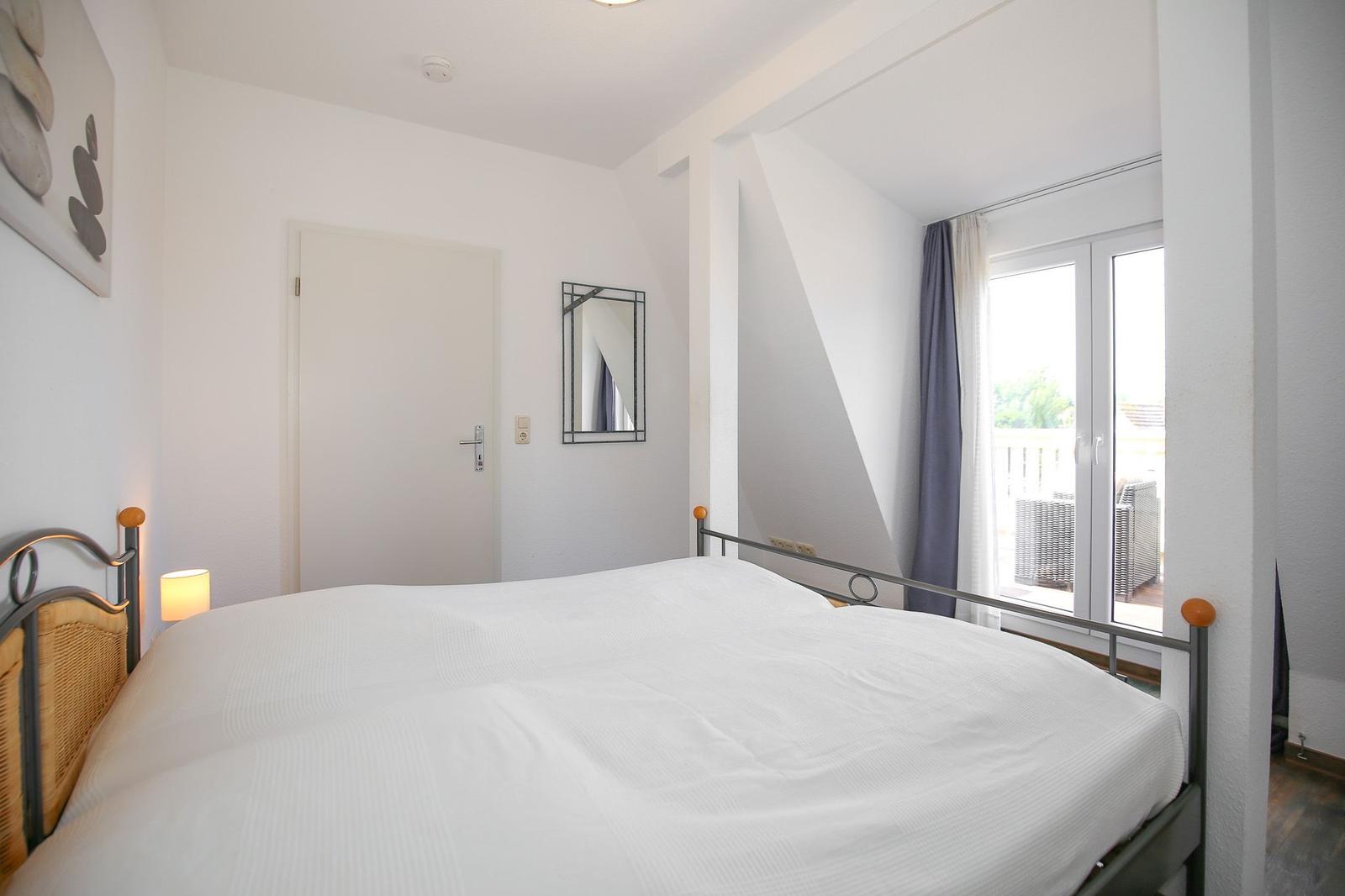 Schlafzimmer mit Zugang zum Balkon
