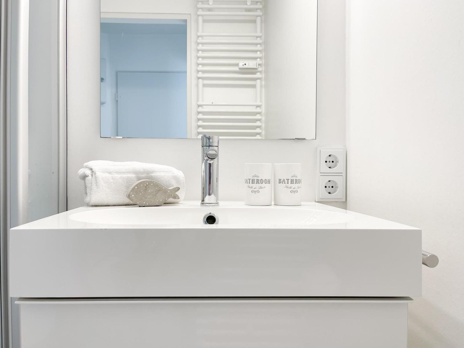 Die Wohnung hat eine Küche, ein Bad, ein Schlafzimmer und einen Wohnbereich mit Terrasse.