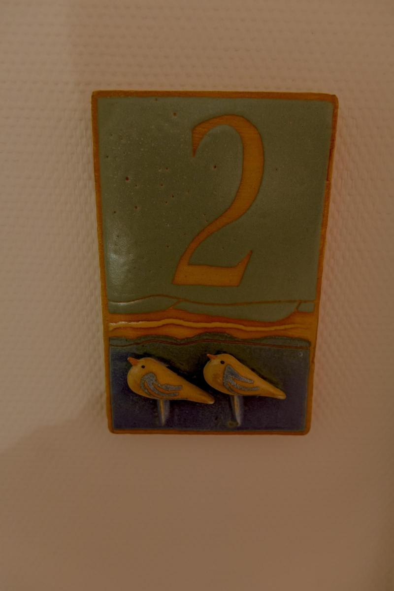 Wohnung mit Wohnzimmer, Schlafzimmer, Kinderzimmer, Bad, Dusche und Terrasse.