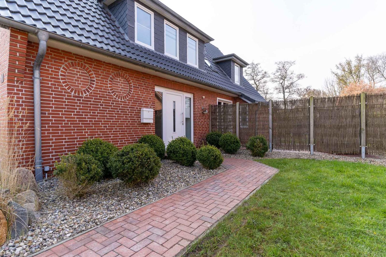 Dachgeschoss mit Wohnbereich, Küche, Schlafzimmer und Dachterrasse.