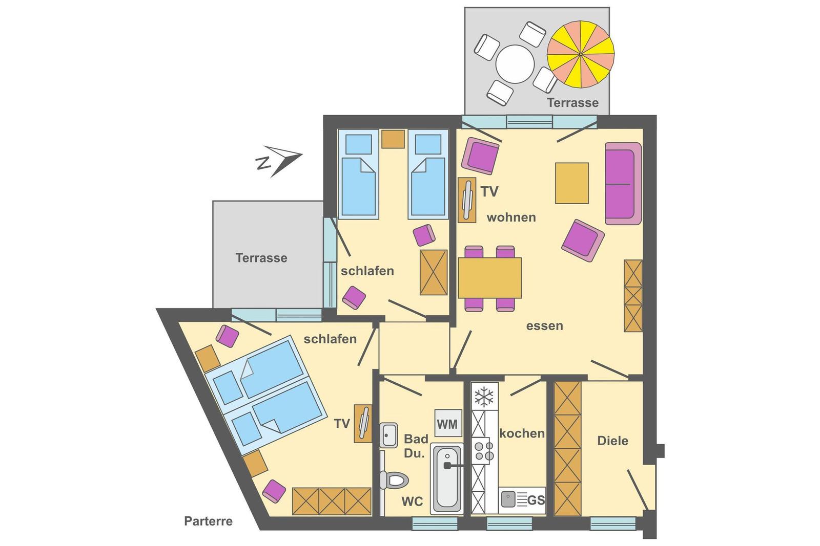 Ein zweistöckiges Haus mit rotem Dach und Balkonen. Gartenbereich mit Tisch, Stühlen und Sonnenschirmen.