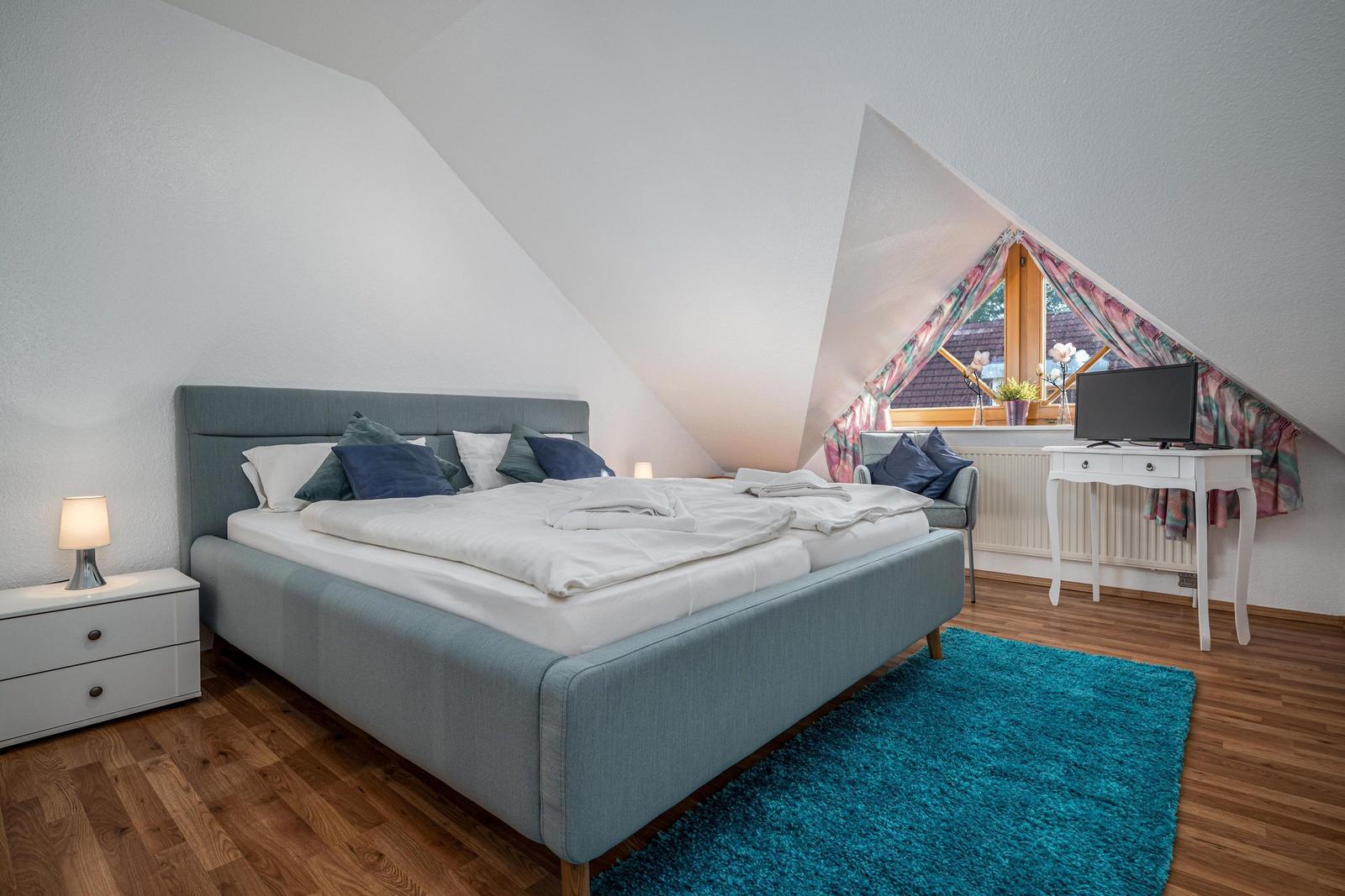 Schlafzimmer mit Doppelbett
