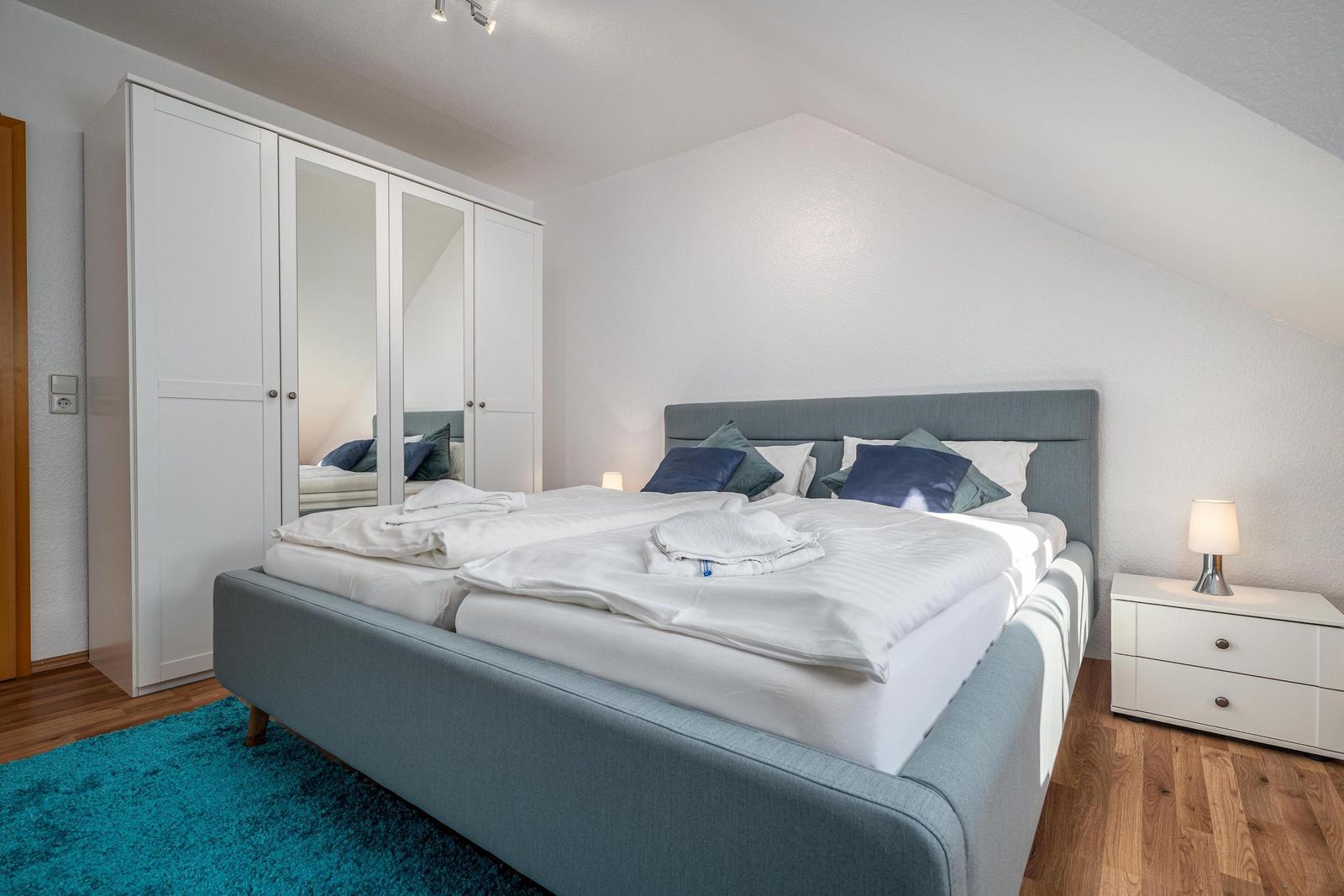 Schlafzimmer mit Doppelbett