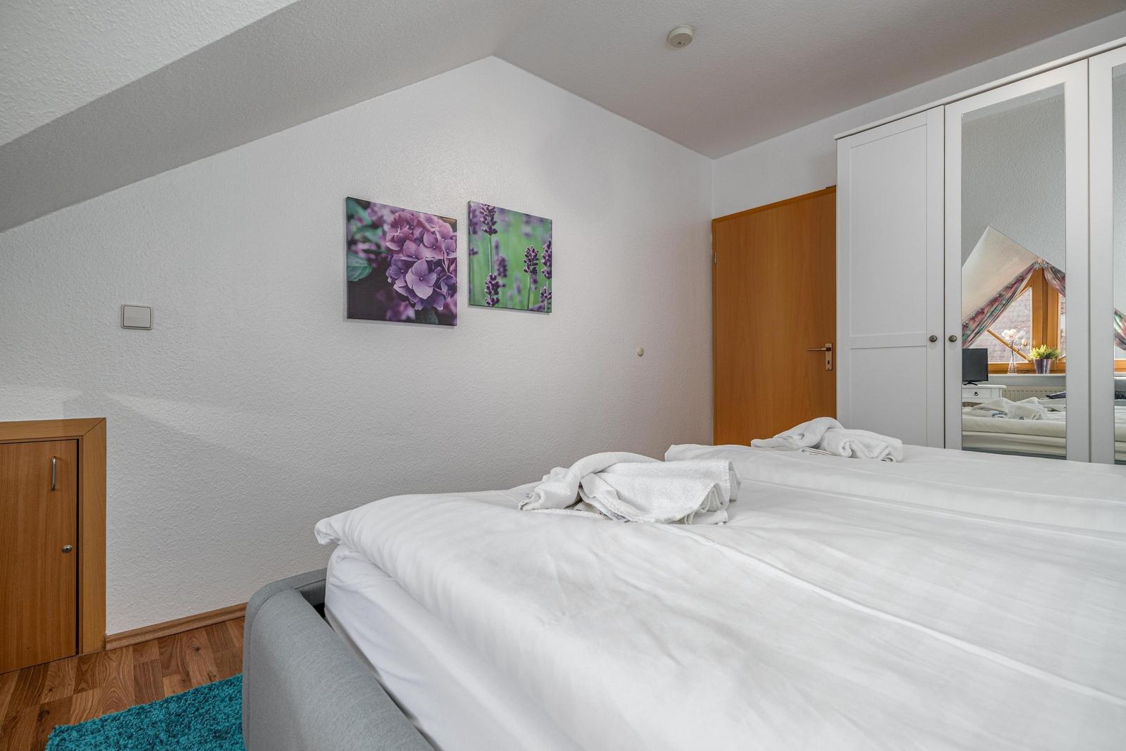 Schlafzimmer mit Doppelbett