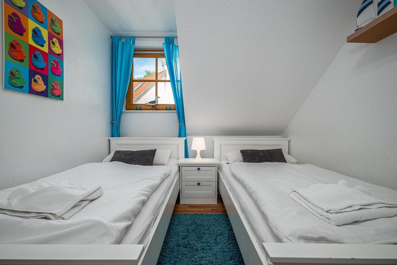 Schlafzimmer mit zwei Einzelbetten