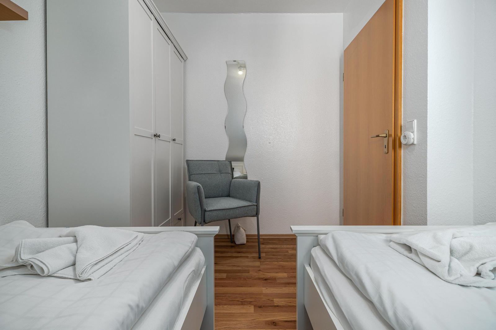 Schlafzimmer mit zwei Einzelbetten