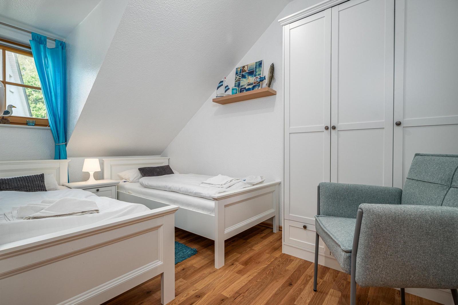 Schlafzimmer mit zwei Einzelbetten