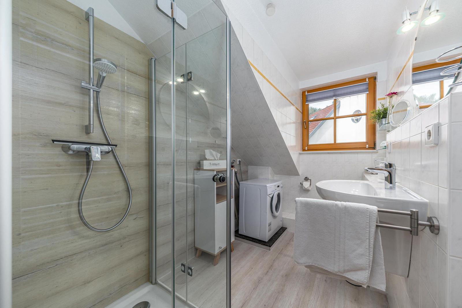 Badezimmer mit Dusche im OG
