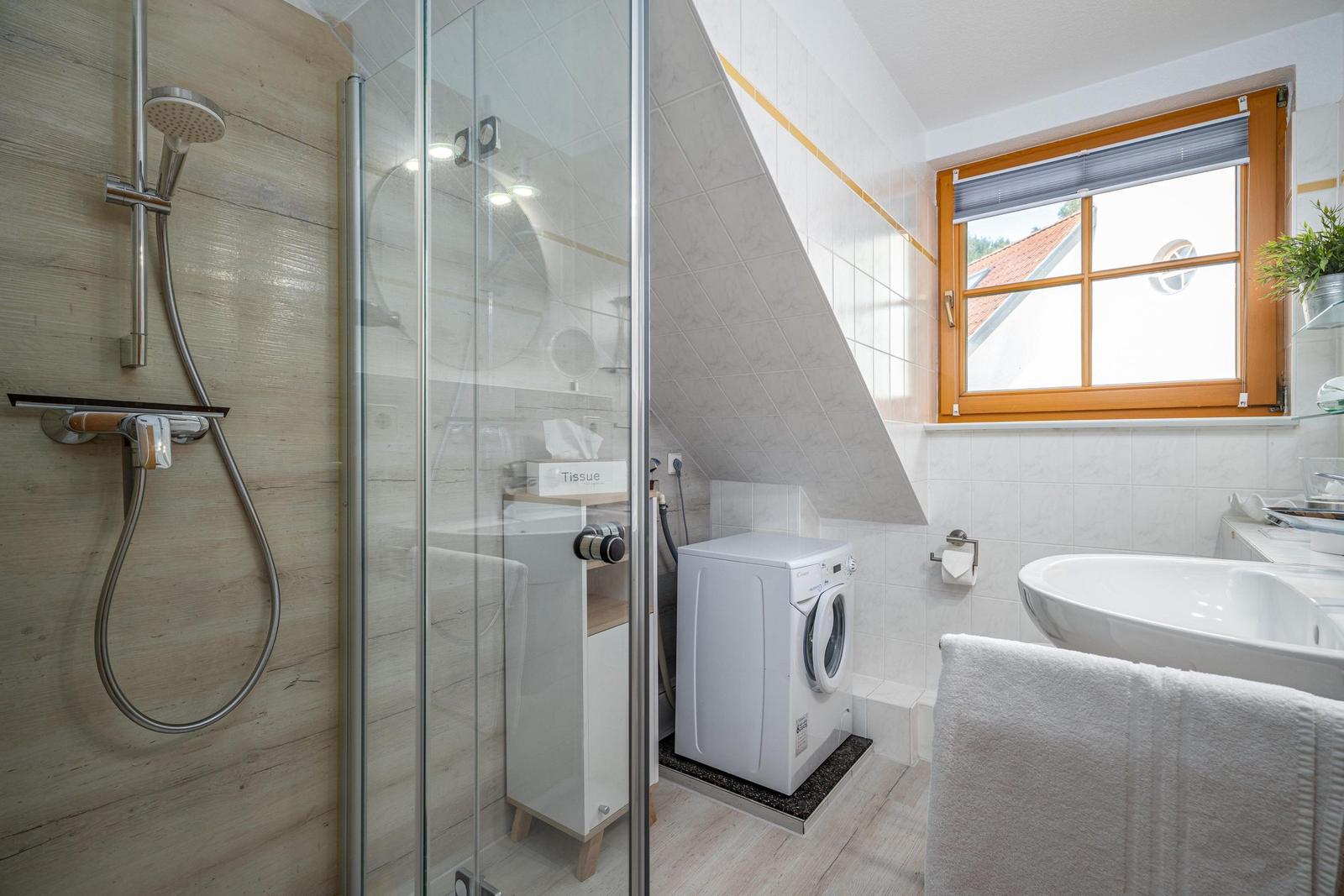Badezimmer mit Dusche im OG