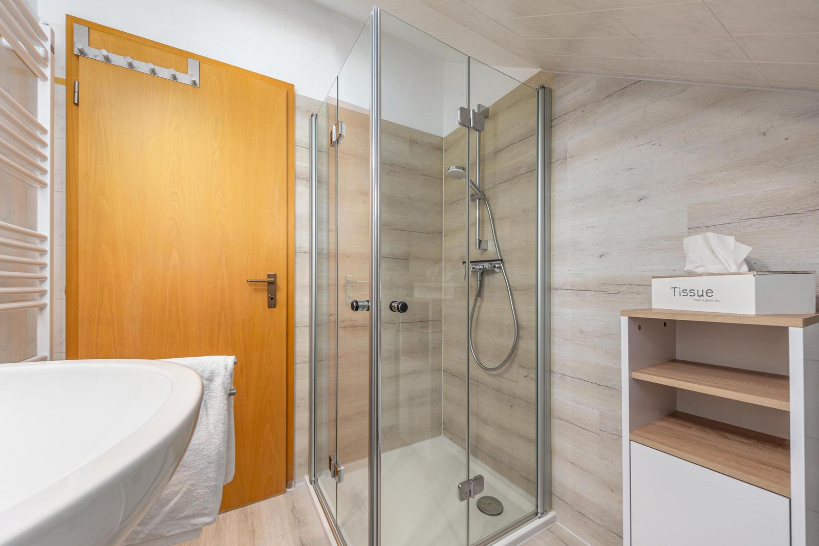 Badezimmer mit Dusche im OG
