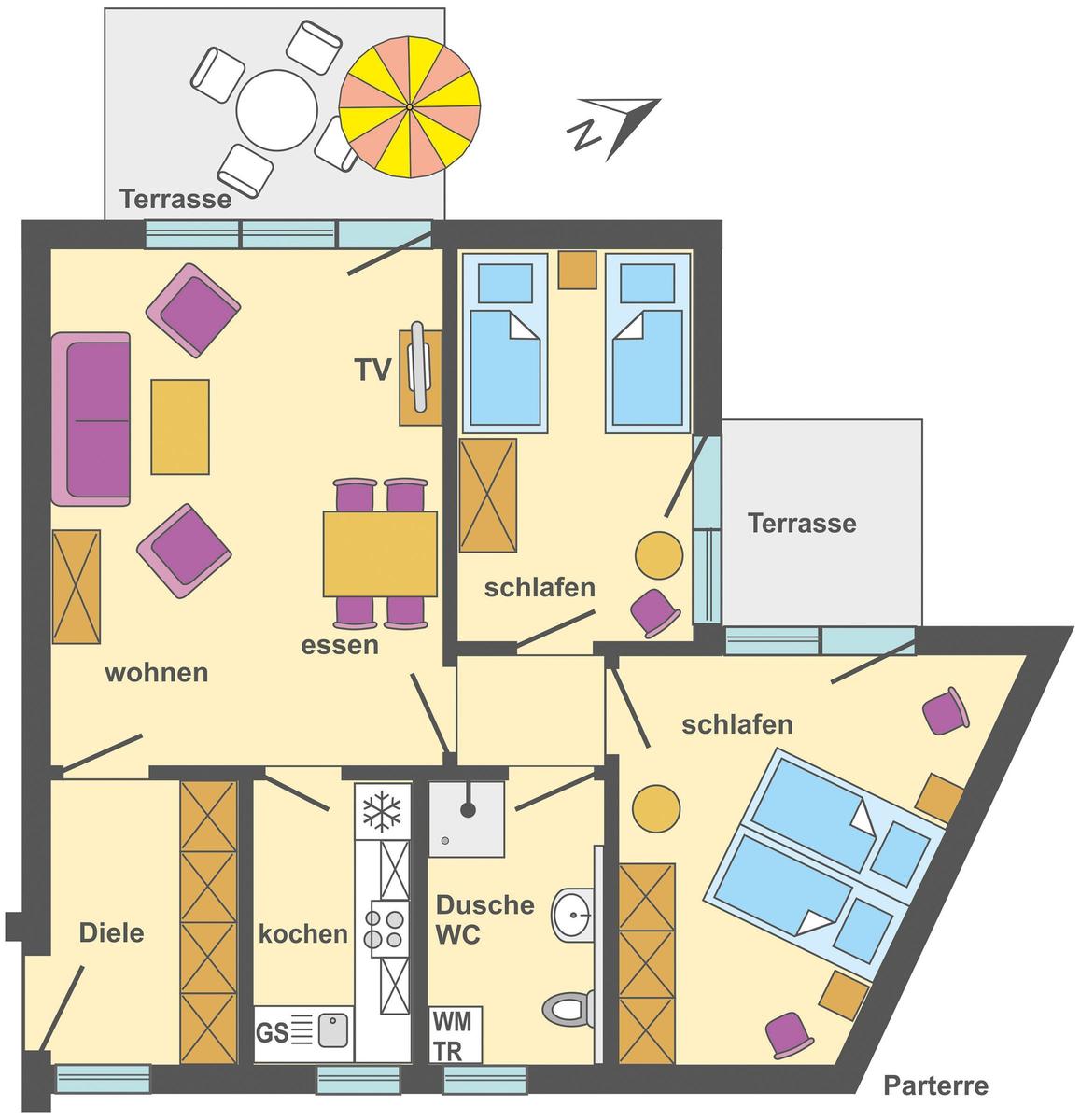 Wohnhaus mit rotem Dach und Balkonen, umgeben von Grünflächen und Bäumen.
