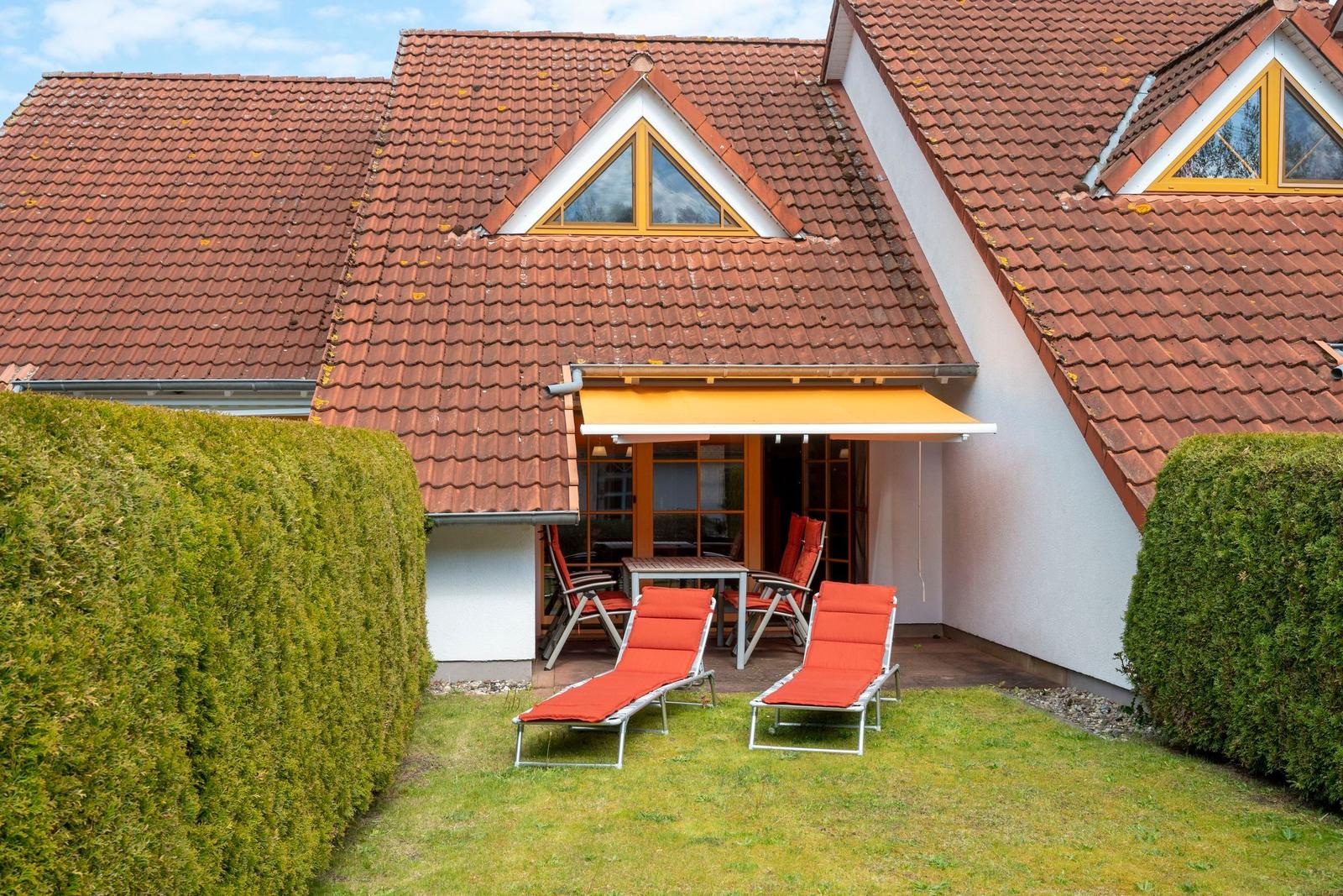 Wohnung mit Terrasse, Küche, Wohn- und Essbereich sowie zwei Schlafzimmern und Bad im Obergeschoss.