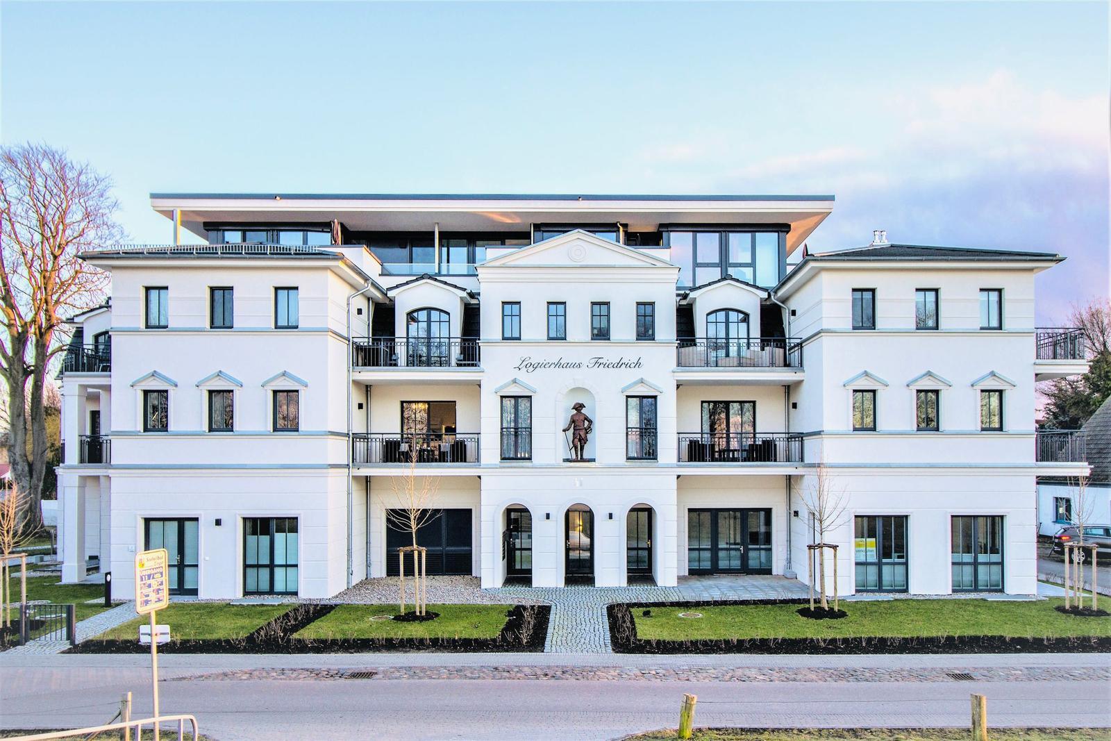 Logierhaus Friedrich mit Statue und Balkonen