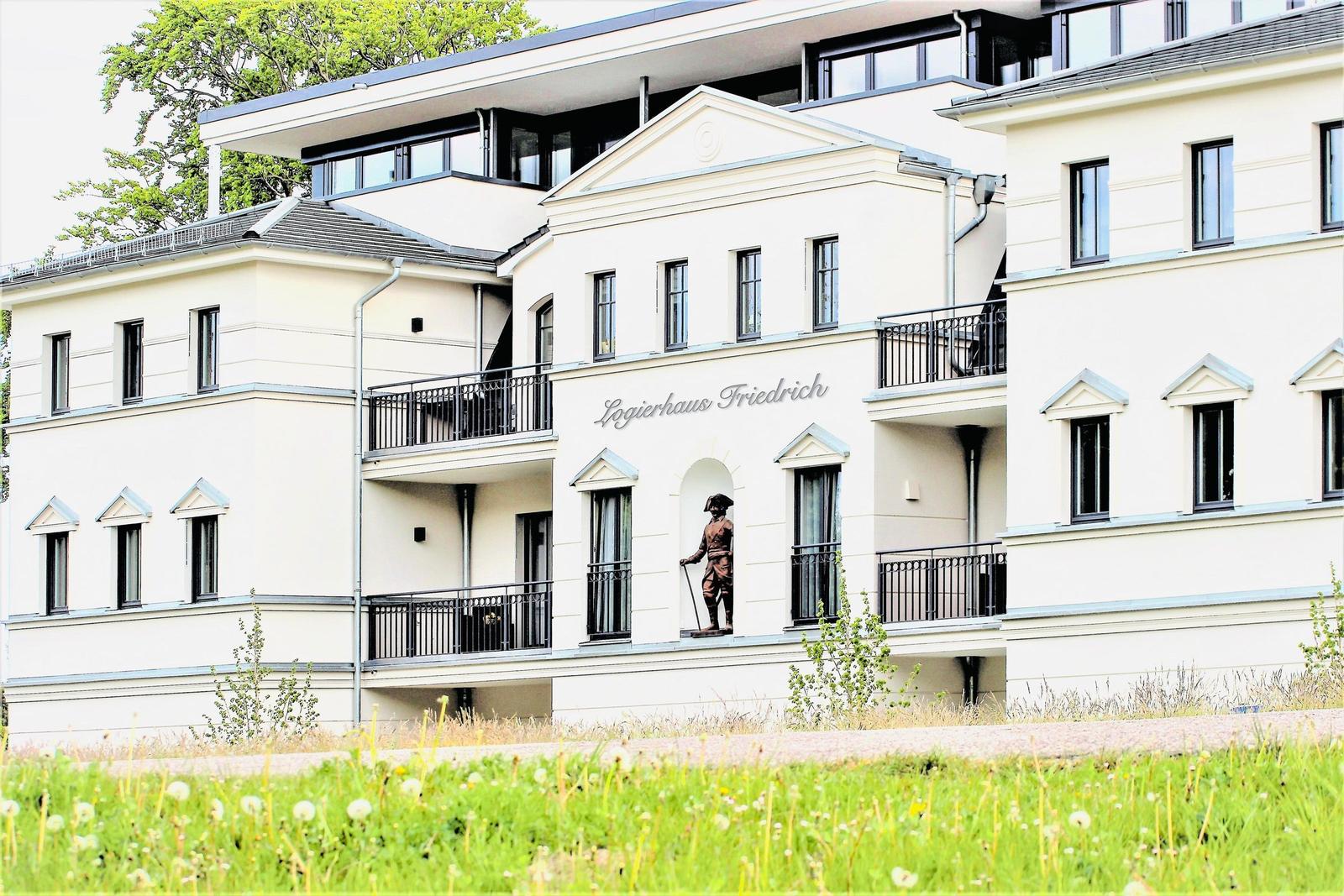 Modernes Gebäude mit Treppenaufgang und Grünfläche