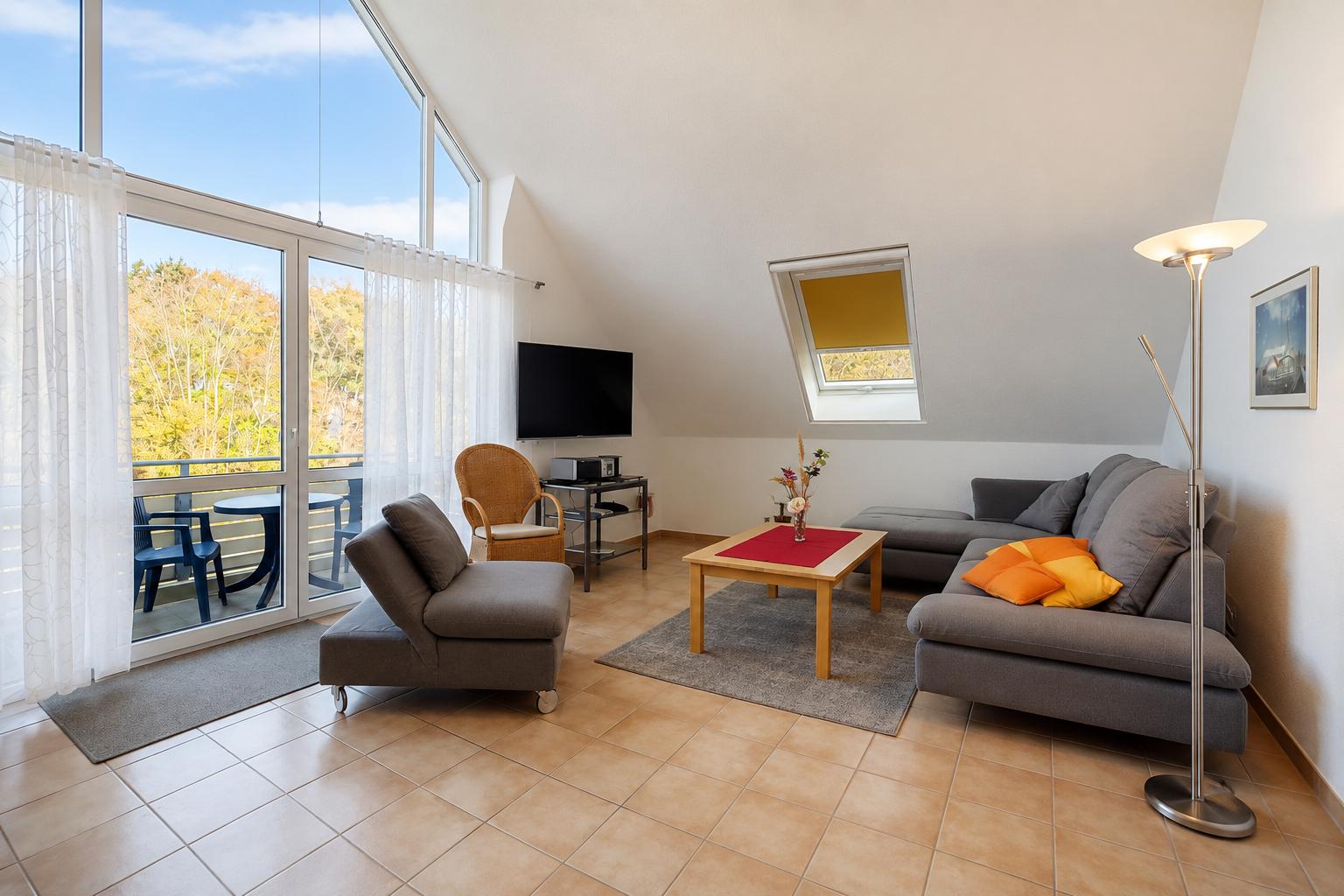 Wohnbereich mit Sofa und Blick zum Balkon