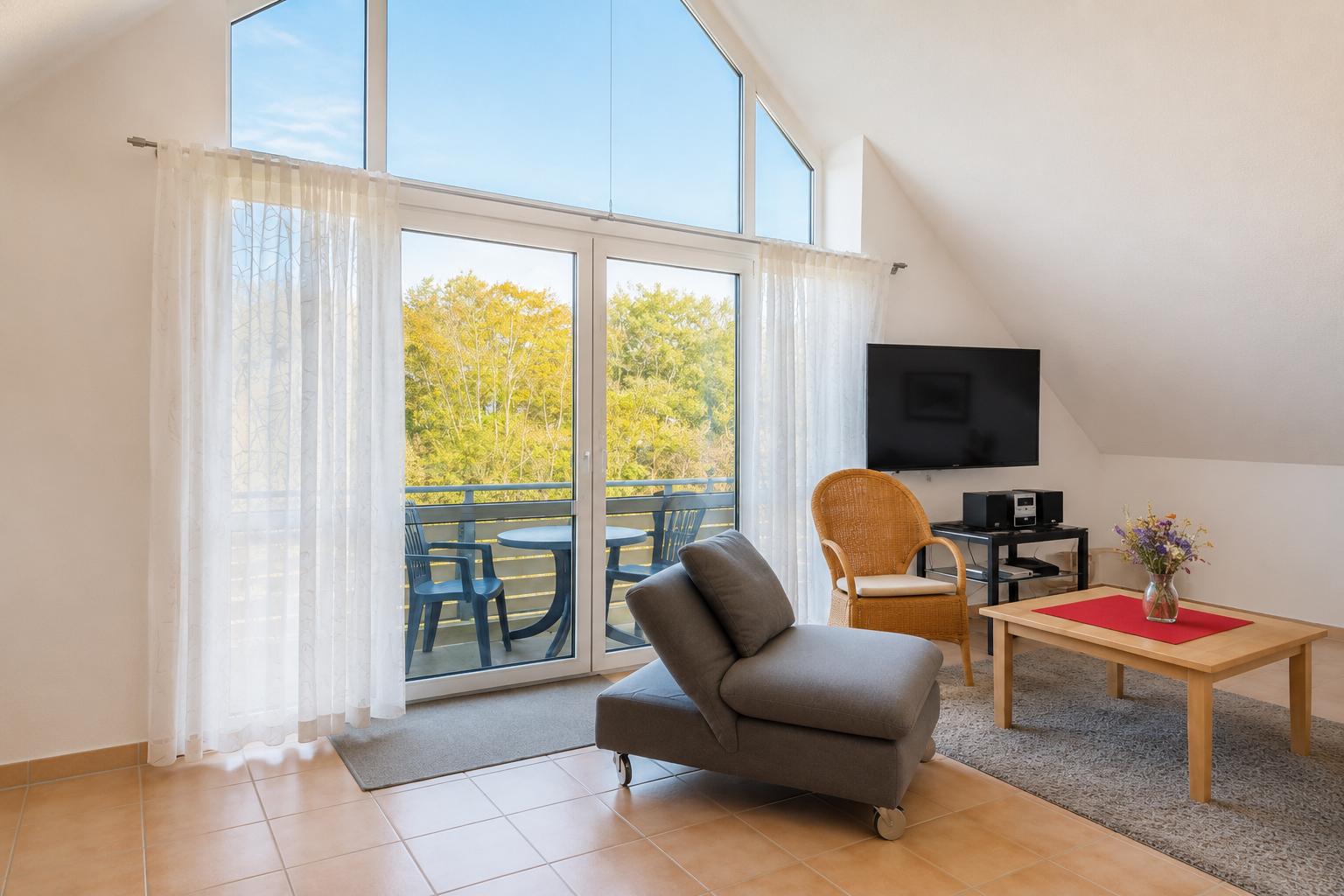 Wohnbereich mit Blick zum Balkon