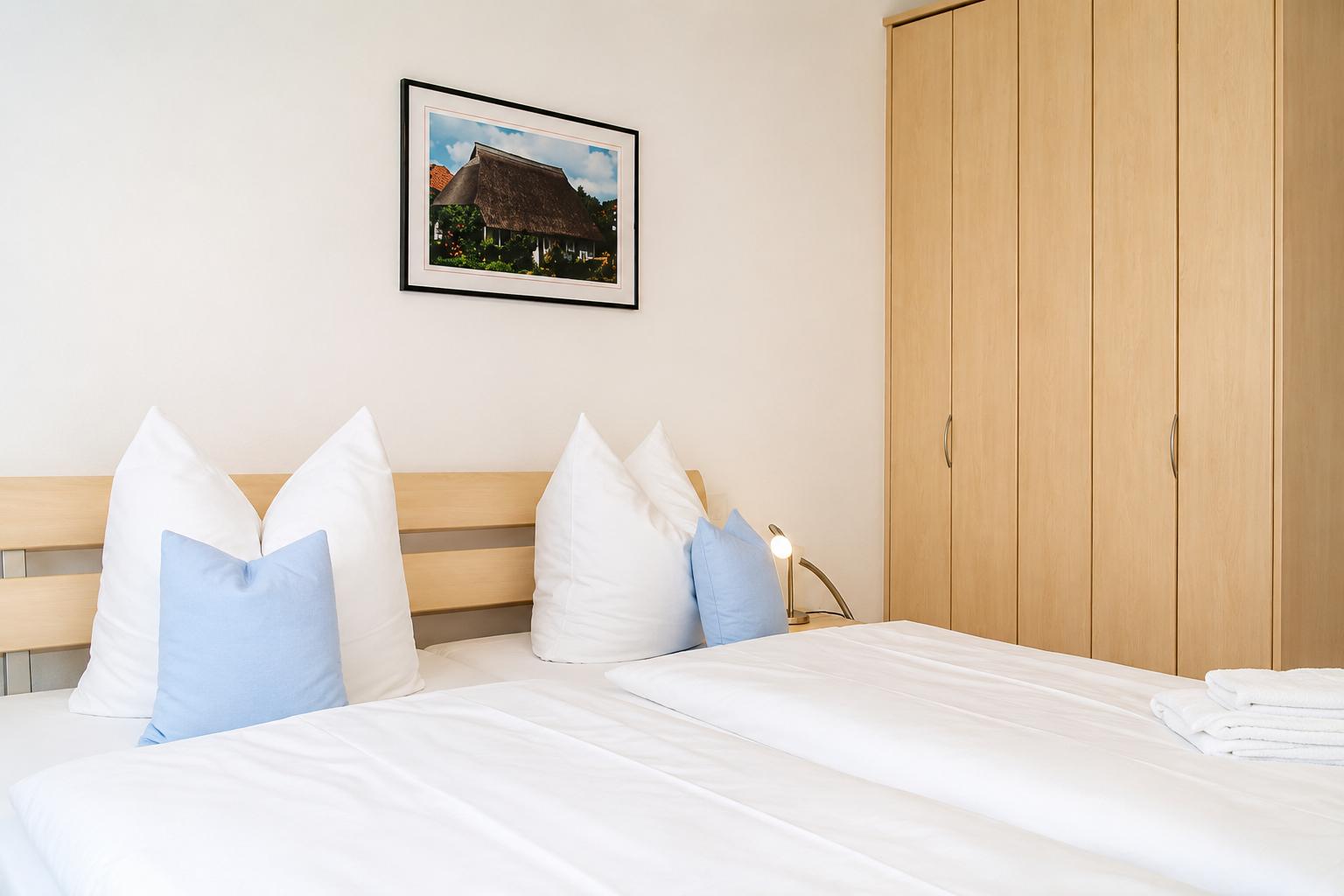 2. Schlafzimmer mit Doppelbett und Kleiderschrank