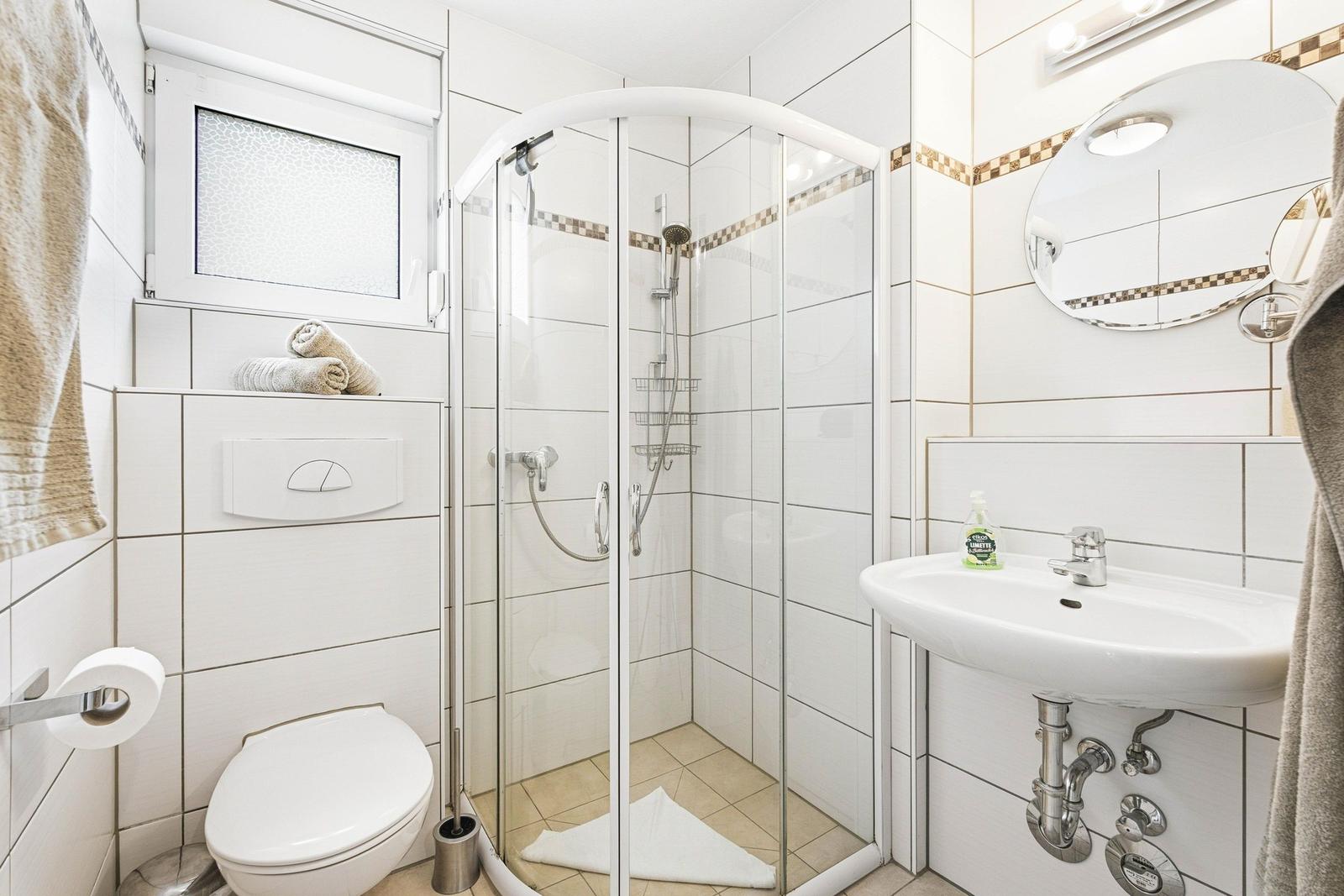 Bad mit Dusche und WC