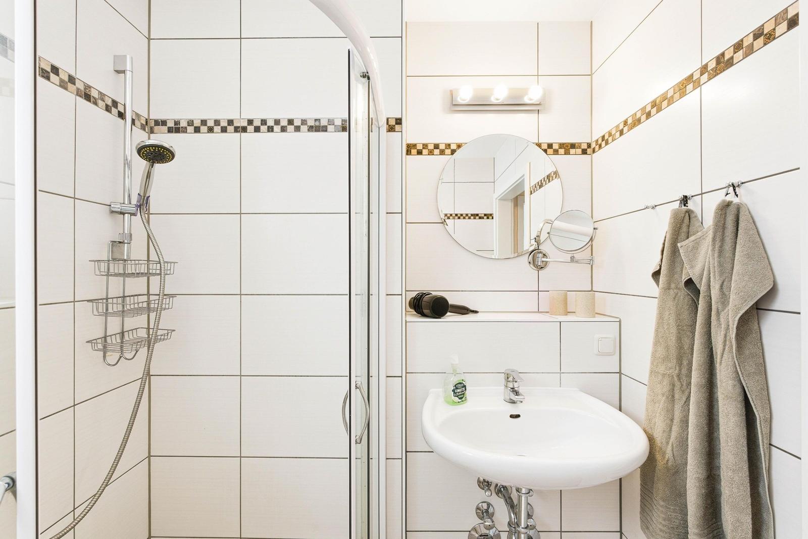 Bad mit Dusche und WC