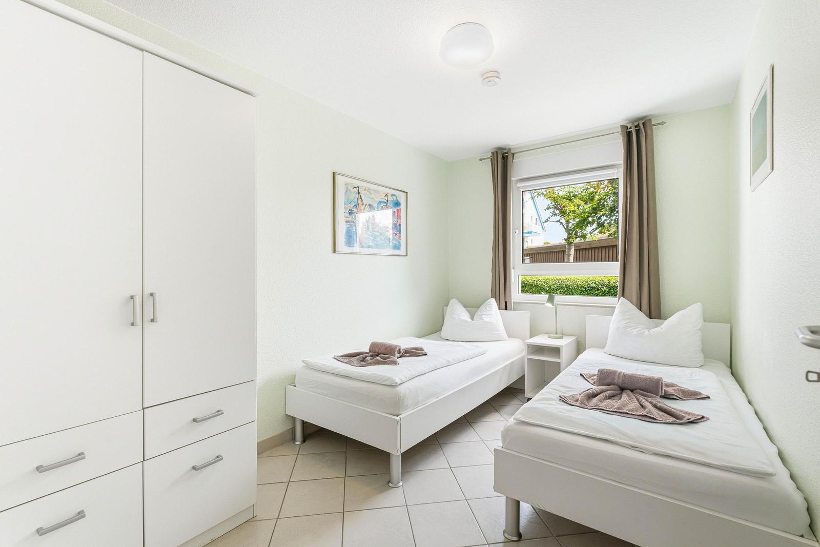 Schlafzimmer mit zwei Einzelbetten