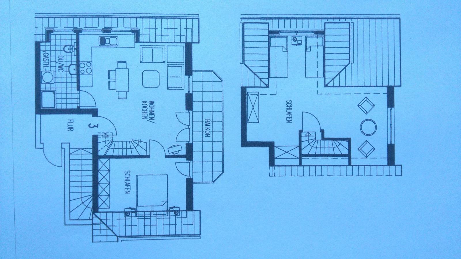 Haus mit rotem Dach, Balkon und grüner Fassade. Umgeben von Bäumen und Hecken.
