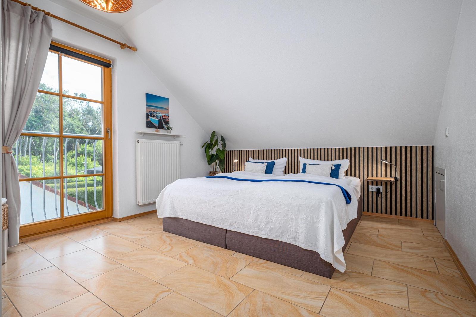 Schlafzimmer mit Doppelbett