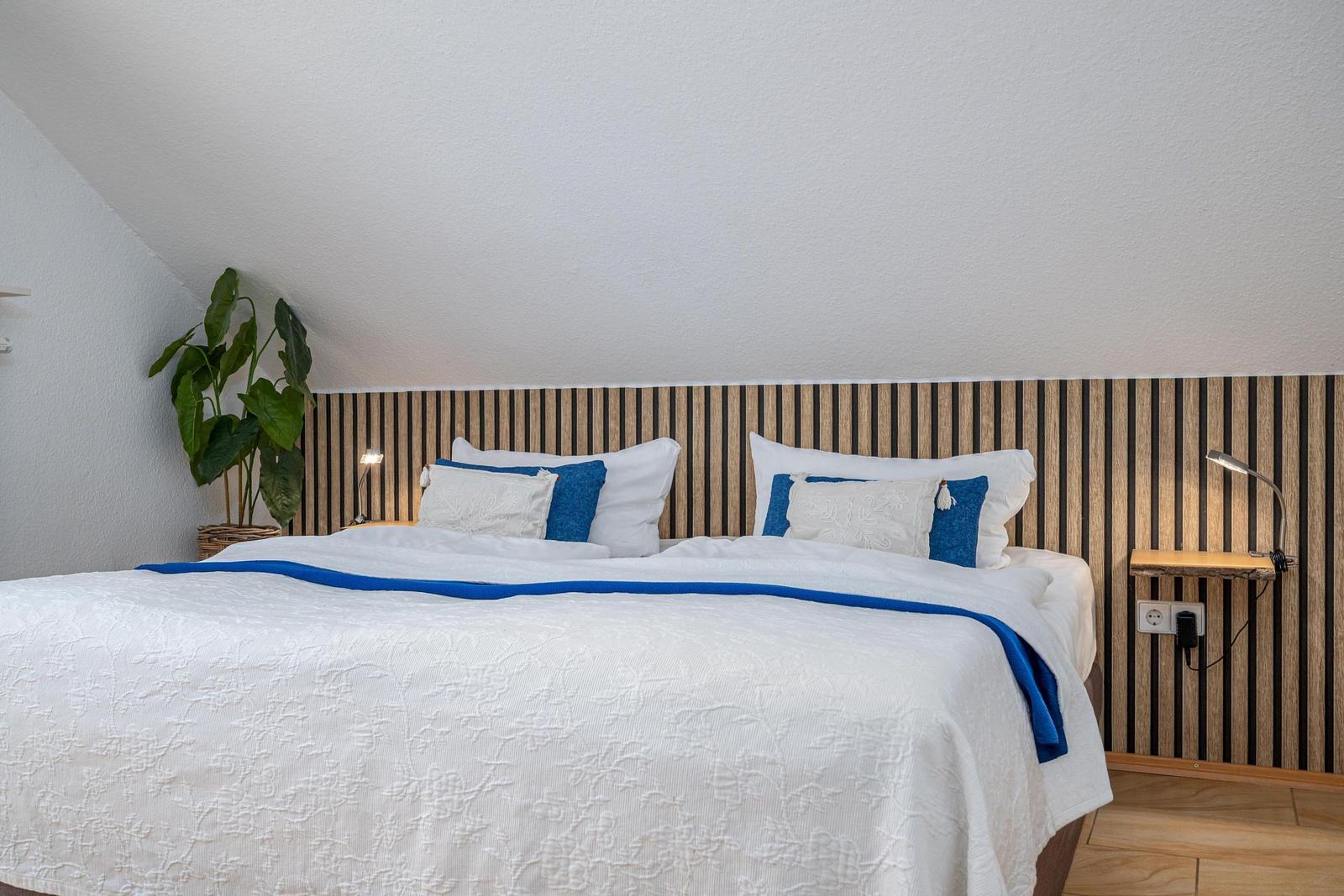 Schlafzimmer mit Doppelbett