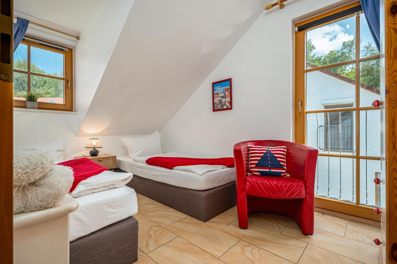 Schlafzimmer mit zwei Einzelbetten