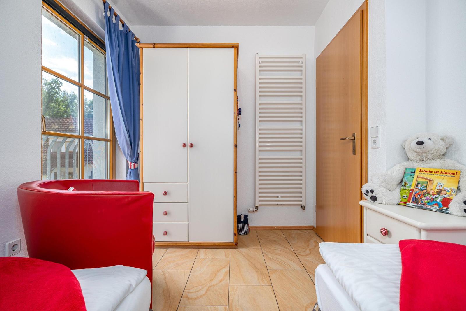 Schlafzimmer mit zwei Einzelbetten
