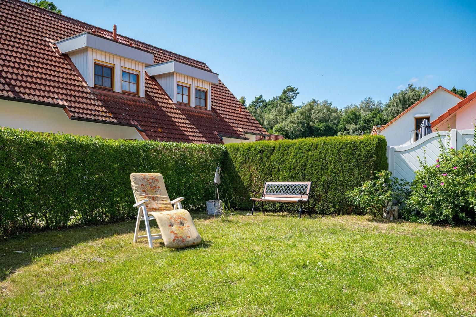 Garten mit Sonnenliege und Bank