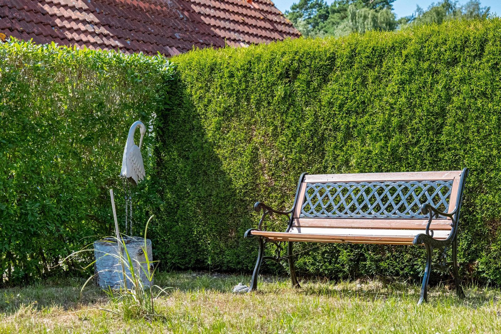 Sitzbank im Garten
