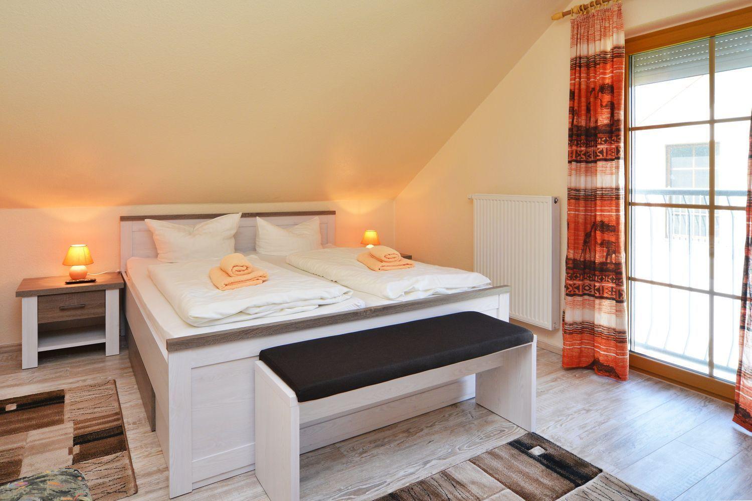 Schlafzimmer mit Doppelbett