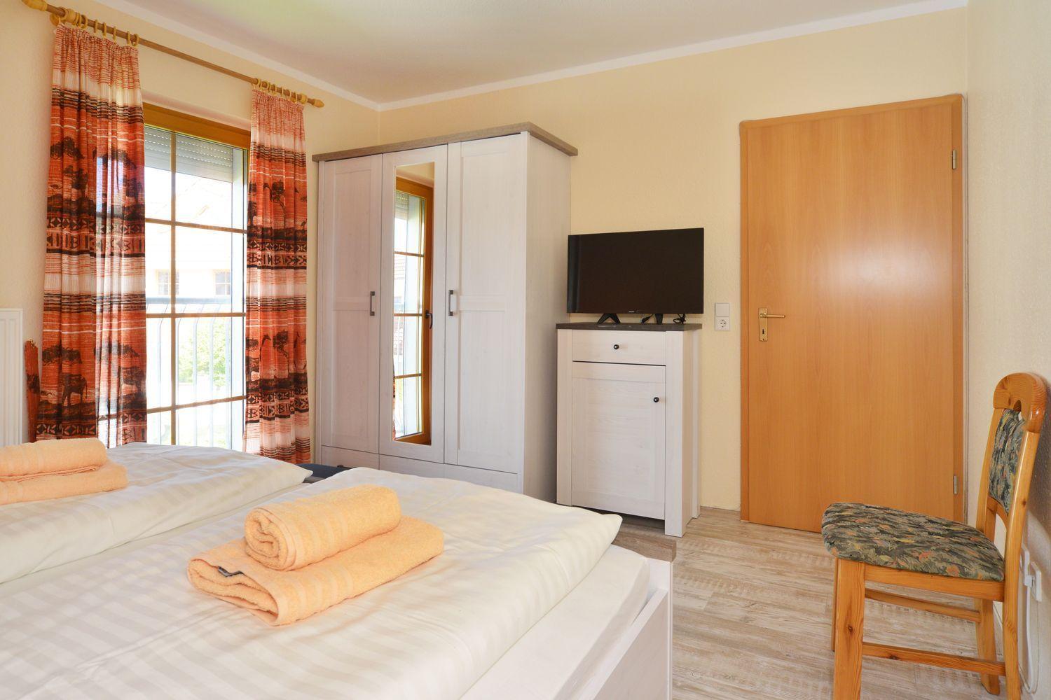 Schlafzimmer mit zwei Einzelbetten