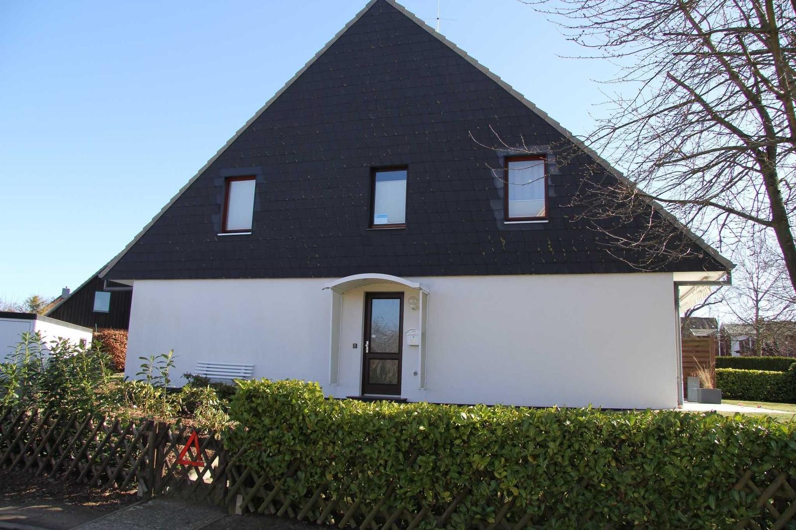 Dachgeschoss mit Wohn- und Essbereich, Schlafzimmer, Bad und Treppenhaus.
