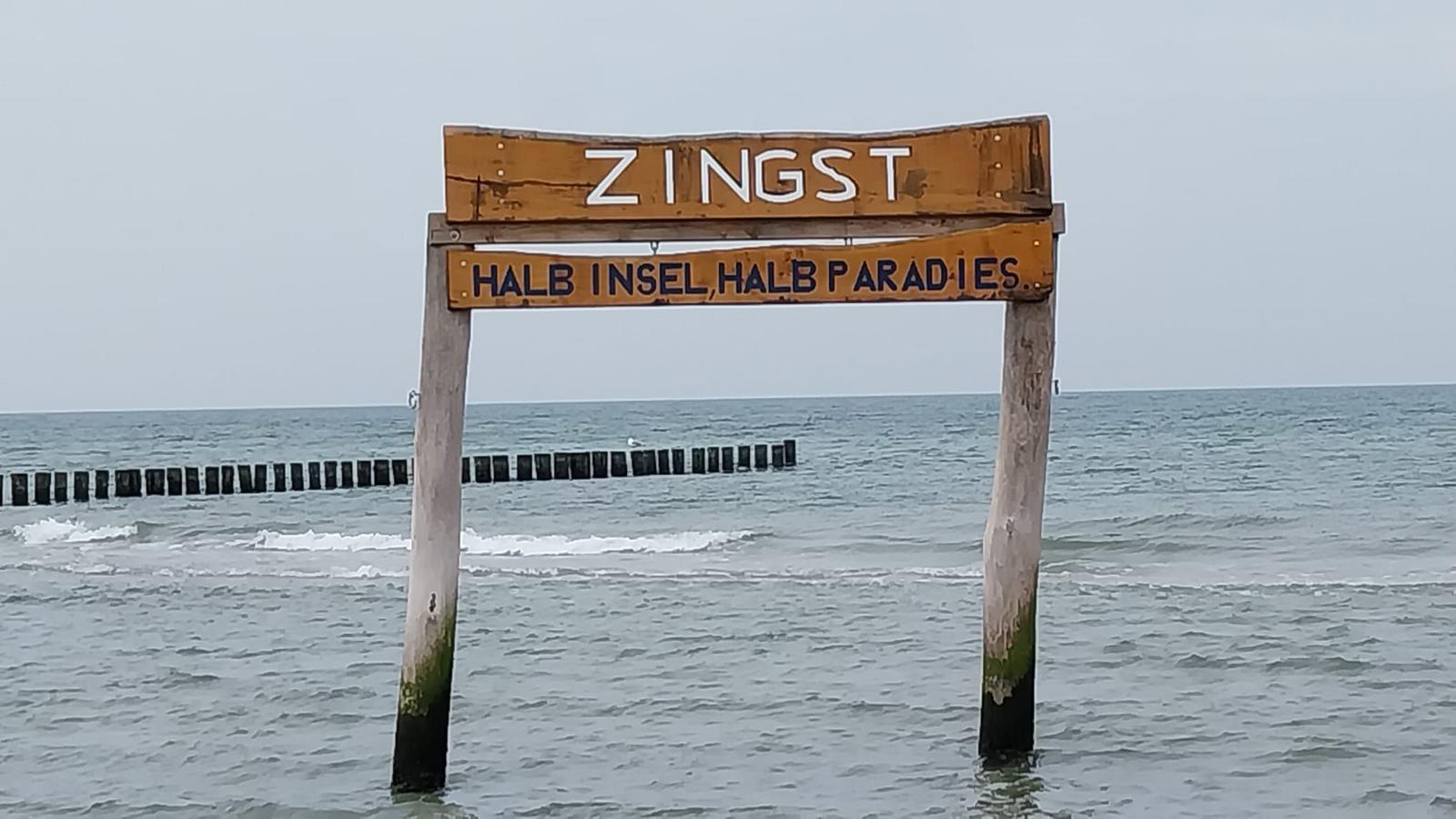 Fischerkorb mit Netzen vor Sonnenuntergang am Strand