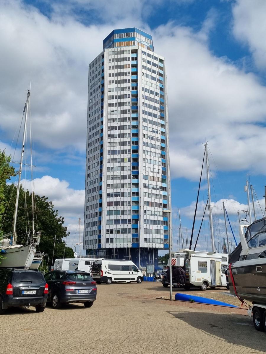 Wasserufer mit Blick auf eine Kirche mit Turm