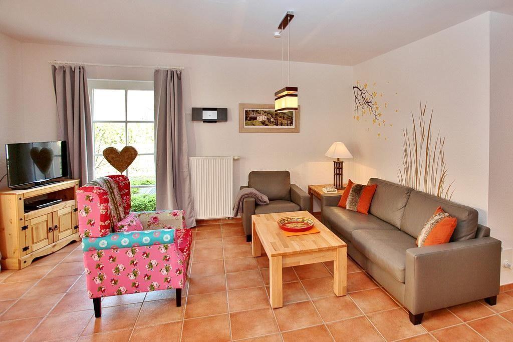 Wohnung mit Terrasse, zwei Schlafzimmern, Wohnzimmer und Bad. Küche und Essbereich vorhanden.