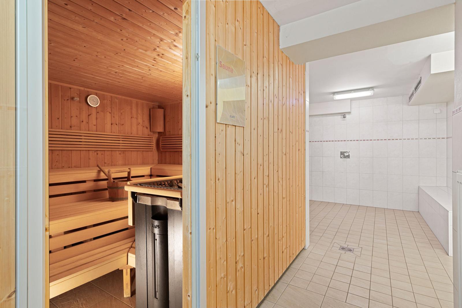 Schlafzimmer, Wohnzimmer, Küche, Bad und Balkon mit Möbeln und Fliesen.