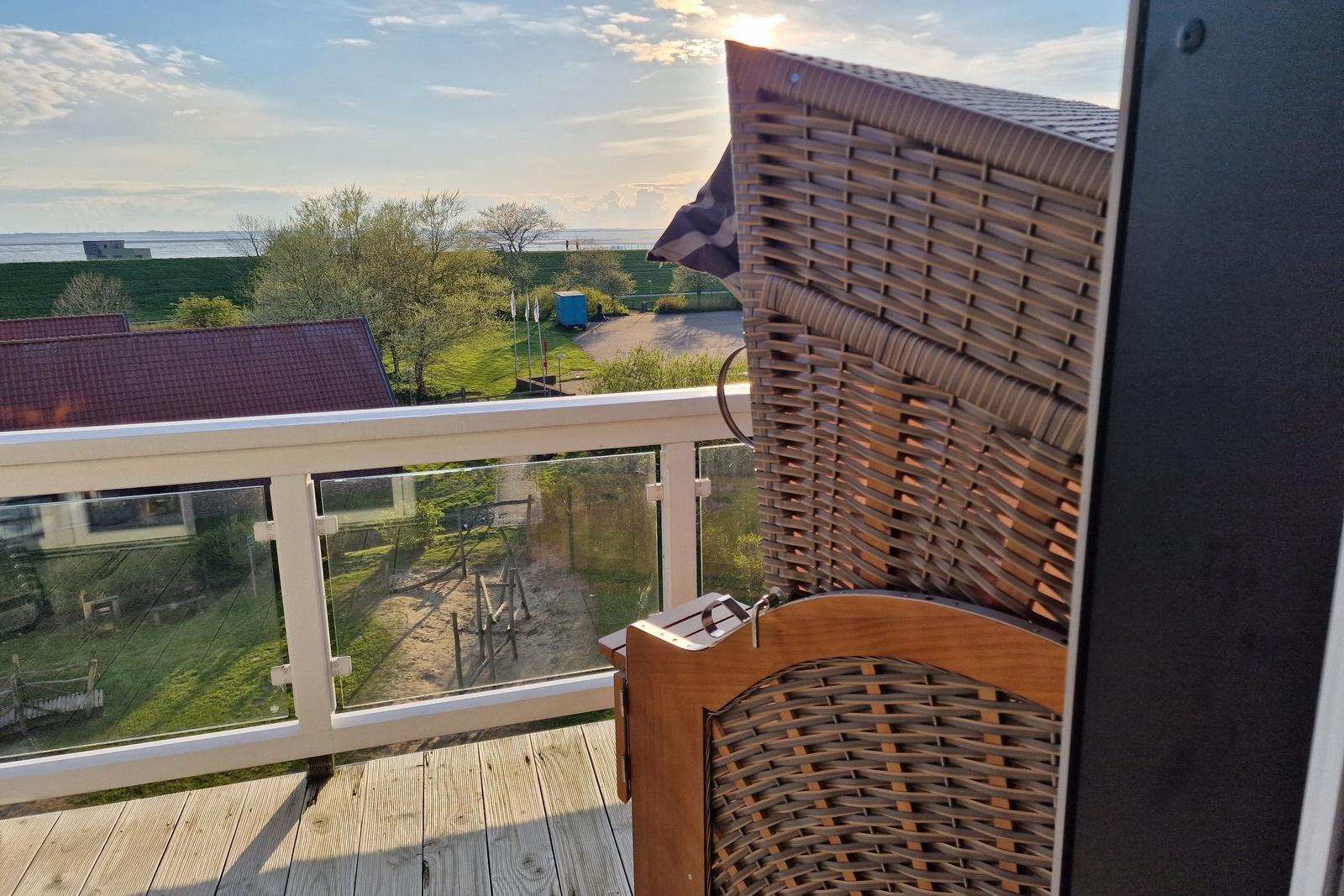 Wohnung mit zwei Schlafzimmern, Wohnzimmer, Sauna, Dusche und Balkon.