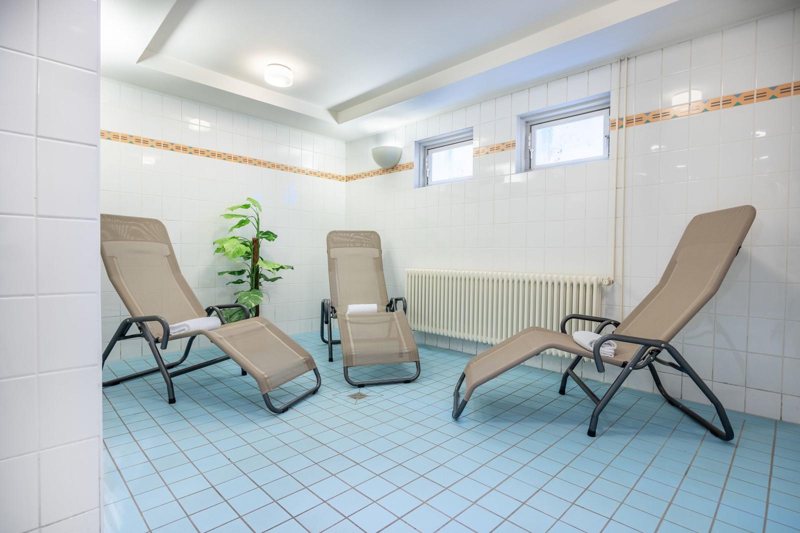 Wohnung mit Wohnzimmer, Küche, Schlafzimmer, Bad und Balkon.