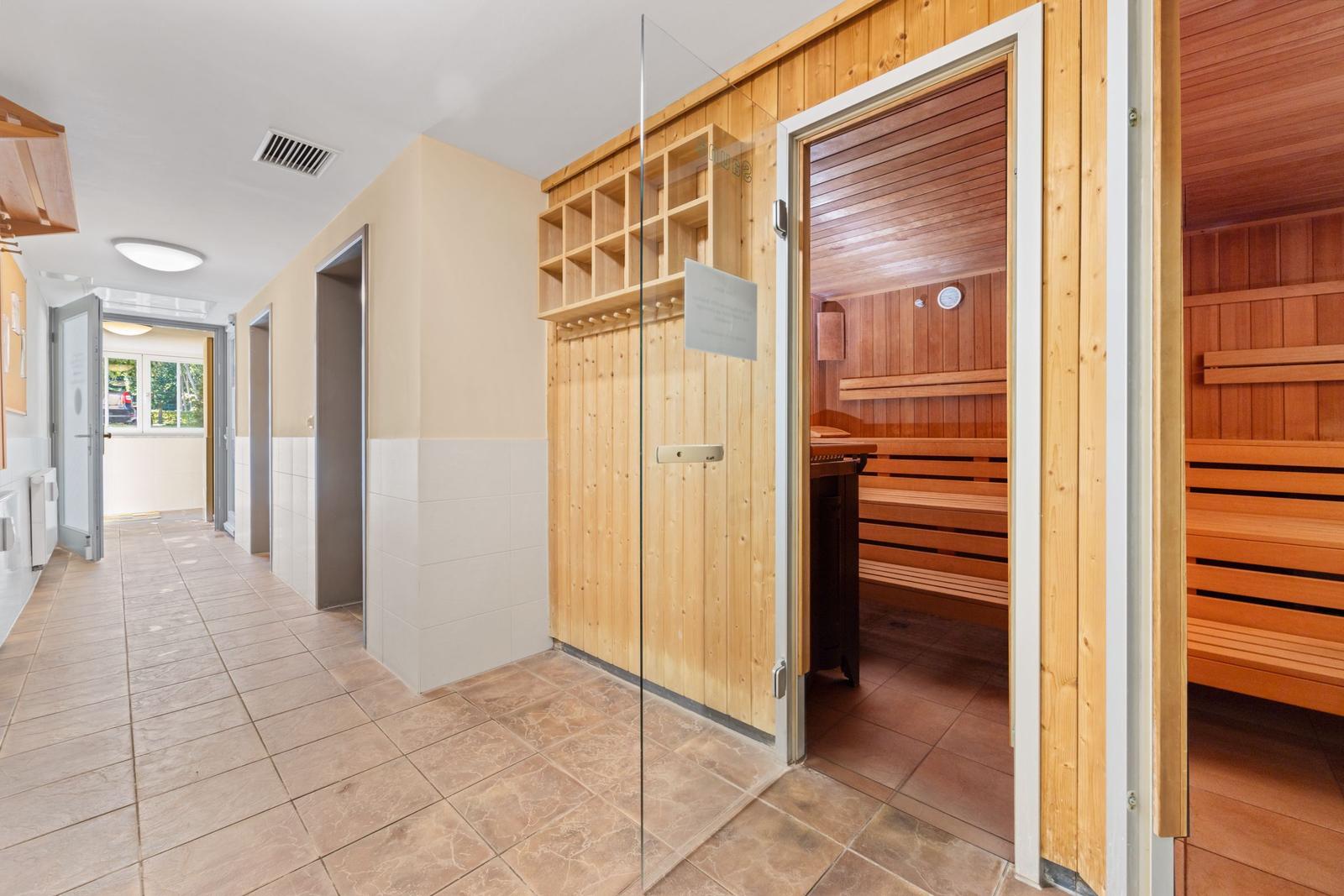 Dieses Apartment hat zwei Schlafzimmer, Wohnzimmer, Küche und Bad mit Balkon.