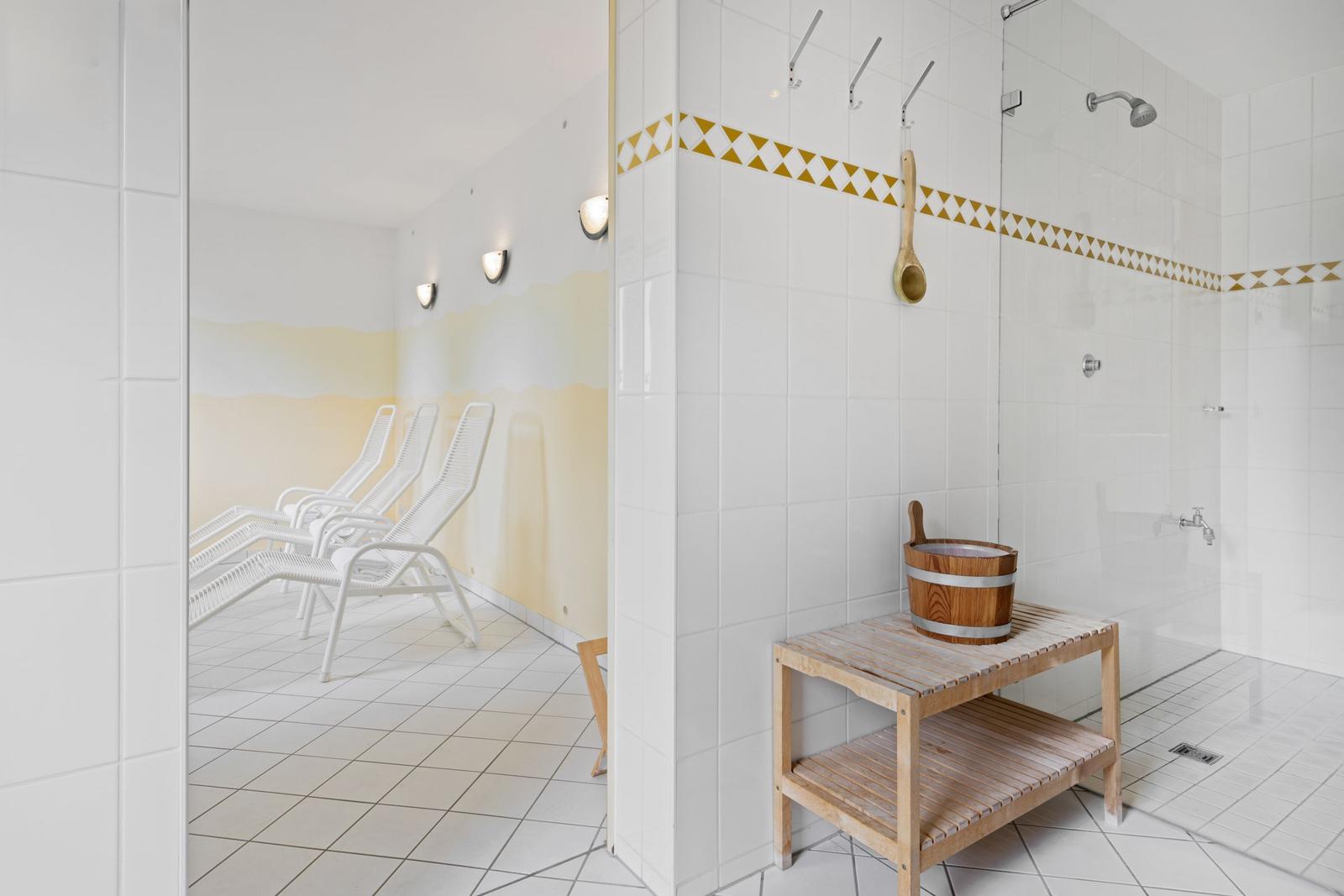 Wohnung mit Wohnzimmer, Schlafzimmer, Küche, Bad und zwei Balkonen.